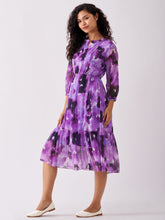 Robe à col en V en mousseline de soie violette à pois